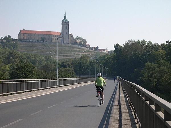 The town of Melnik lies some 35 km (22 mi) north of Prague at the confluence of the Labe and Vltava rivers  in Czechia's agricultural region. The town's strategic location allows it to serve as one of the largest river ports in the country.