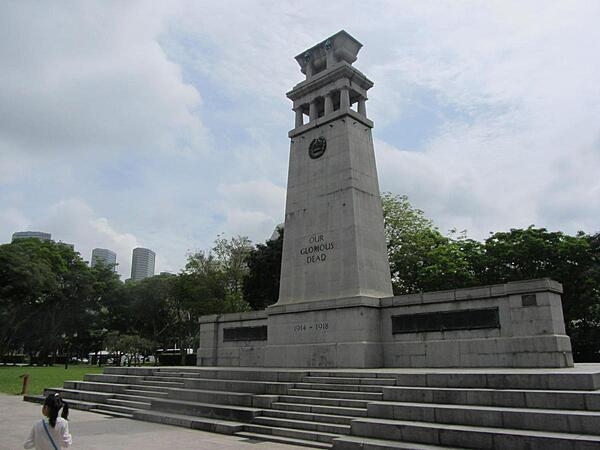 World War I Memorial in Singapore. The Cenotaph in Esplanade Park at Connaught Drive is a tribute to 124 British soldiers born or resident in Singapore who died fighting in World War I. The memorial was dedicated in 1922, and an extension from 1951 honors soldiers who died in World War II.