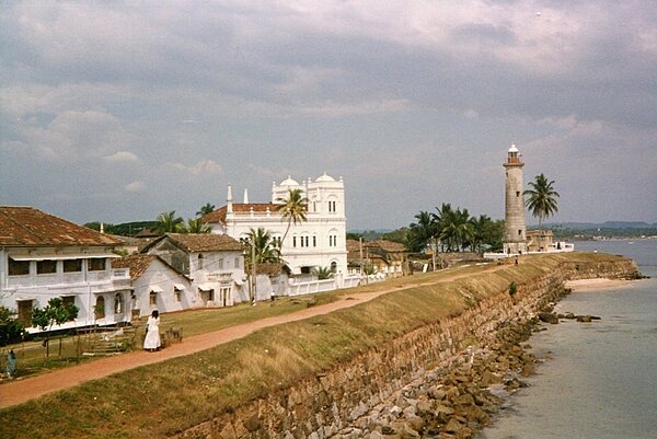 First built in 1848, the Galle lighthouse is the oldest lighthouse in Sri Lanka. It lies at the entrance to Galle harbor on the southwestern coast of Sri Lanka, about 120 km south of Colombo. The current lighthouse is 26.5 m tall and was built in 1939 after the original lighthouse was destroyed by fire in 1934.