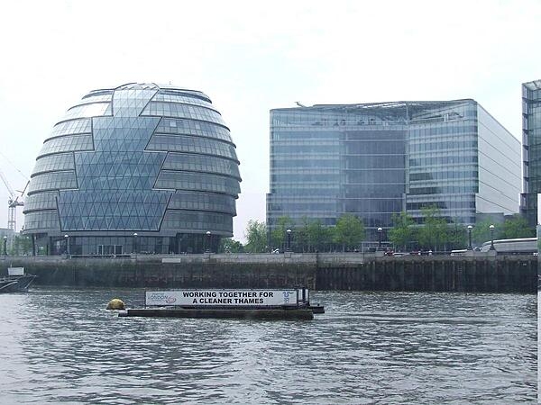London City Hall (on the left) in the United Kingdom is home to the Greater London Authority, which consists of the Mayor of London and a 25-member London Assembly.