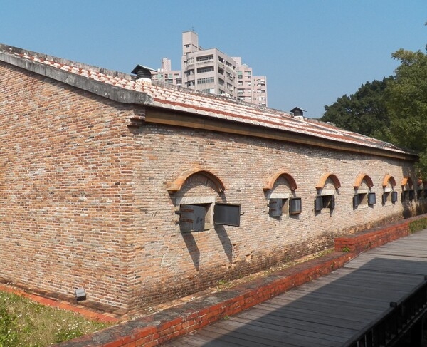 Tamsui Art and Cultural Park is located northwest of Taipei, Taiwan. Once a British warehouse that stored tea products, it was later bought by the Royal Dutch Shell Oil Company and expanded into four large warehouses and oil tanks. They were partially destroyed during World War II and then restored, and the warehouses today house craft shops, art display areas, and a small museum.