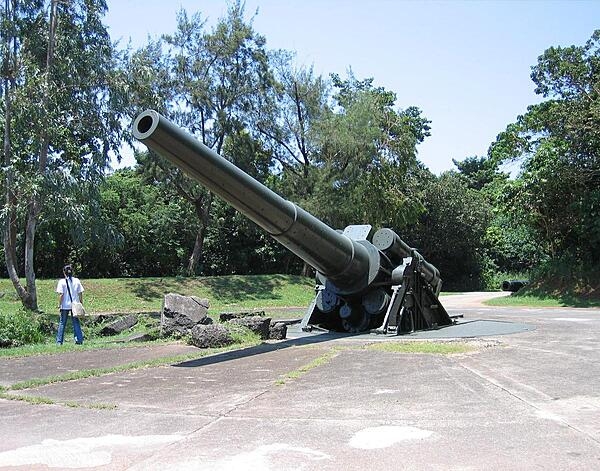 A 12-inch seacoast gun at Battery Hearn at Fort Mills (Corregidor, Philippines).