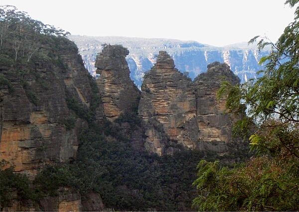 The Three Sisters is a well-known rock formation in the Greater Blue Mountains of New South Wales, Australia, located on the north slope of the Jamison Valley. The Sisters’ names are Meehni at 922 m (3,024 ft), Wimlah at 918 m (3,011 ft), and Gunnedoo at 906 m (2,972 ft). They were formed around 200 million years ago, when volcanoes erupted through the coal, sandstone, and shale in the area. A UNESCO World Heritage site since 2000, the Greater Blue Mountains are home to over 400 kinds of rare animals, as well as unique plants.