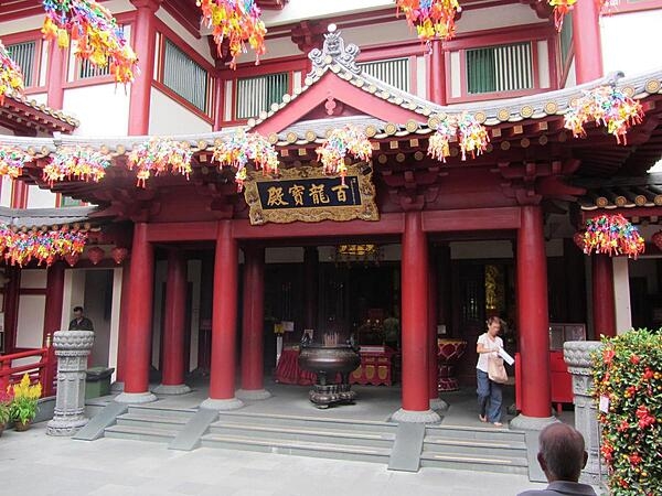 Entrance to the Buddha Tooth Relic Temple in Singapore in Chinatown, a religious and cultural institution.