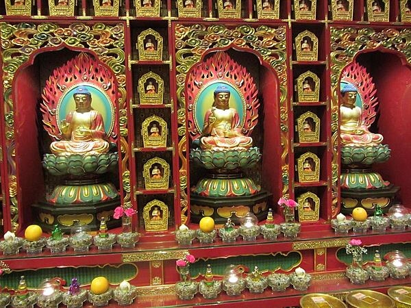 The first floor of the Buddha Tooth Relic Temple in Singapore contains the Hundred Dragons or Mitreya Hall with 100 buddhas on both sides of the hall.